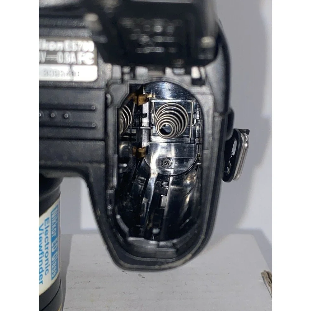 Nikon Coolpix 5700 5MP Digital Camera 8x Optical Zoom Nikkor For Parts Repair